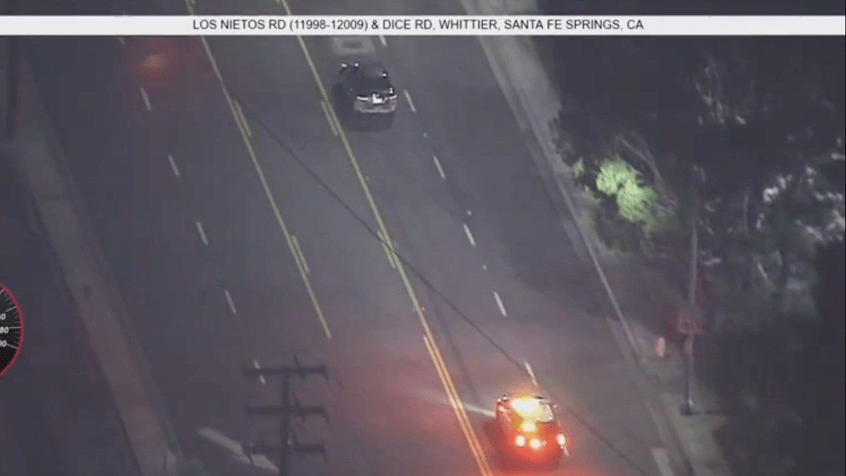 Conductor y pasajero abandonan auto tras persecución en Santa Fe Springs